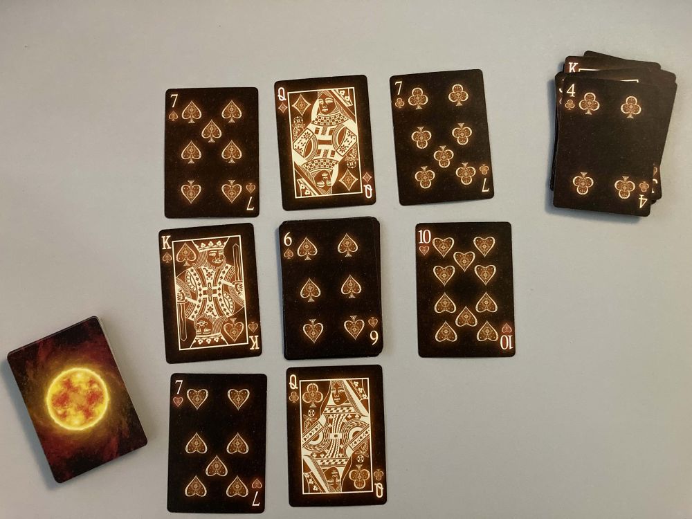 Kartenspiel auf dem Tisch ausgelegt